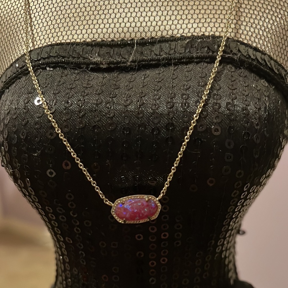 Kendra Scott necklace